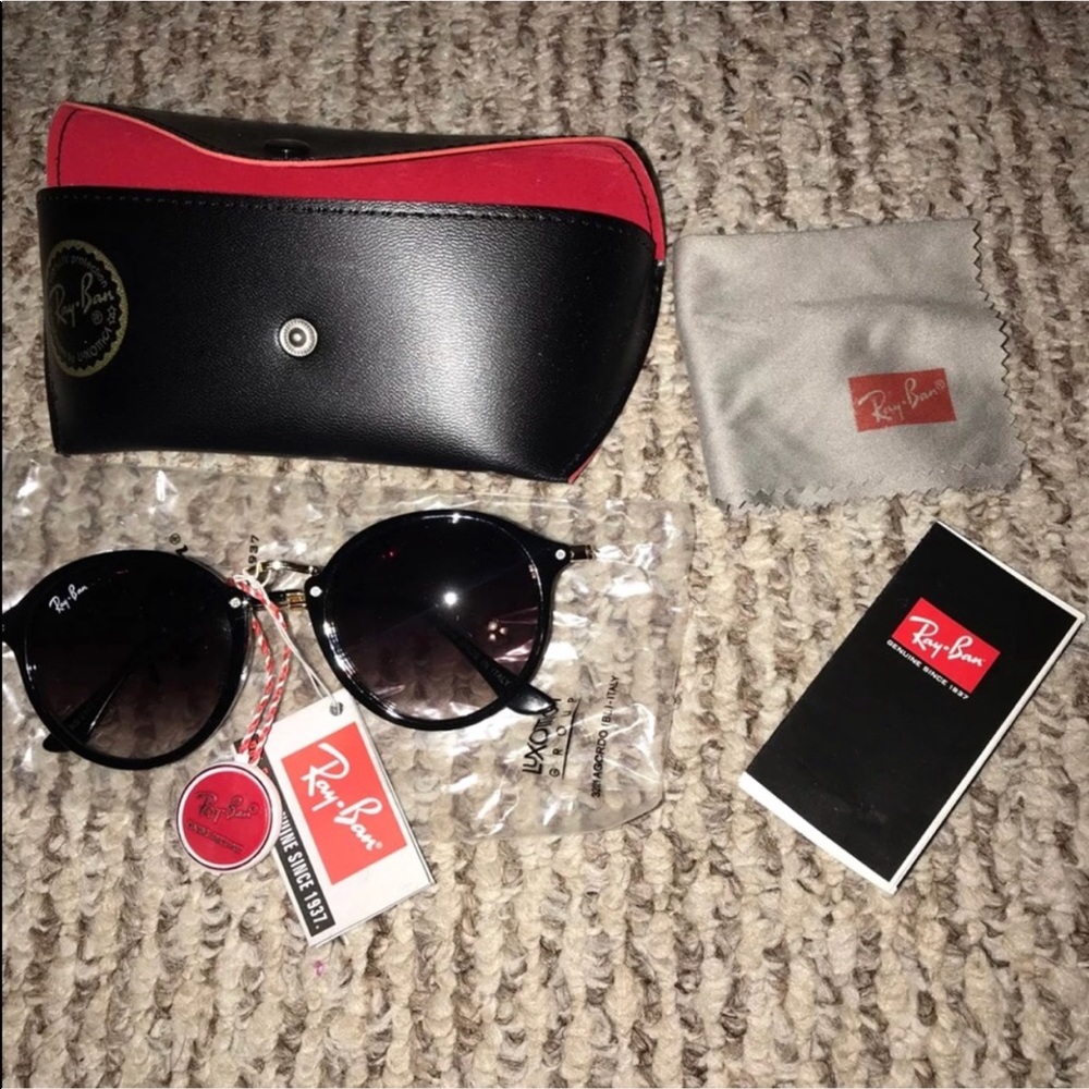 NWT ROUND FLECK RAYBAN SUNGLASSES
